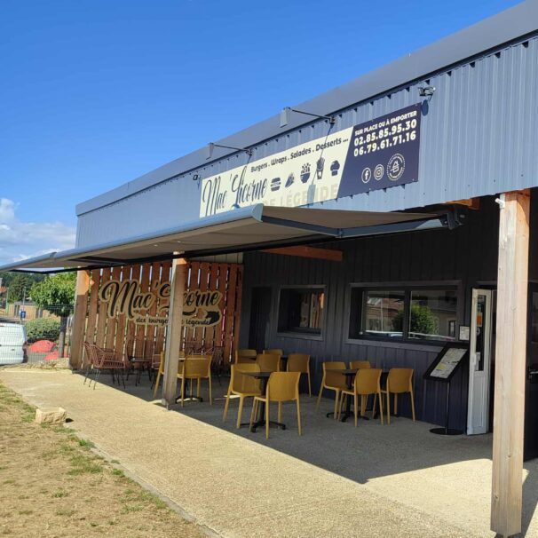 Terrasse, avec stores (nouvelle enseigne)