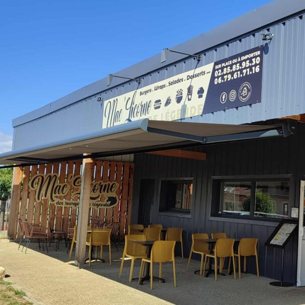 Terrasse, avec stores (nouvelle enseigne)